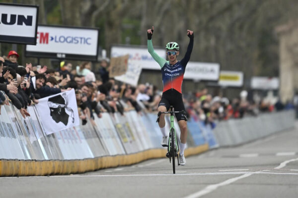 Paul Seixas napodobnil Tadeja Pogačara a po 41-kilometrovom sóle vyhral Faun-Ardèche Classic
