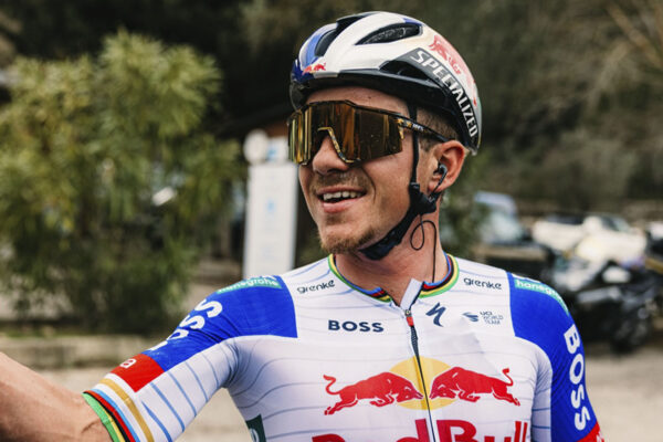 Remco Evenepoel vyhral časovku na Okolo Valencie, organizátori zakázali časovkárske bicykle pre silný vietor