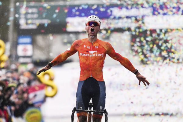 Dominantné sólo, oslava gestom Ronalda a burger za odmenu. Ako vyhral Mathieu van der Poel rekordný ôsmy titul majstra sveta v cyklokrose