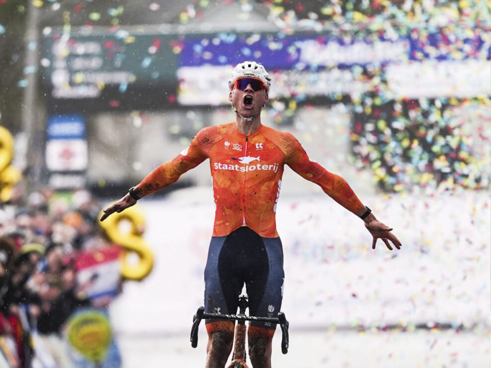 Dominantn&eacute; s&oacute;lo, oslava gestom Ronalda a burger za odmenu. Ako vyhral Mathieu van der Poel rekordn&yacute; &ocirc;smy titul majstra sveta v cyklokrose