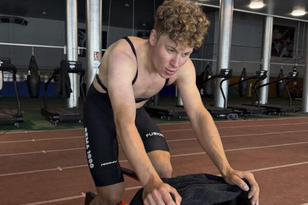 6 hodín na trenažéri, 9200 kalórií a 1,8 kg sacharidov. Aj takto vyzerá šialený tréning Jonasa Abrahamsena