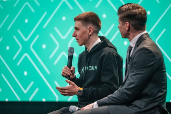 Stámiliónové pokuty za pranie peňazí aj riziko financovania terorizmu. Prečo sa Tadej Pogačar spojil s pochybnou kryptoplatformou KuCoin?