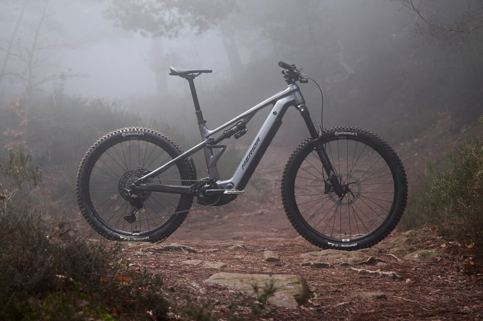 Cenovo dostupn&yacute; trailov&yacute; elektrobicykel Merida ETMO je pripraven&yacute; aj na bikepacking