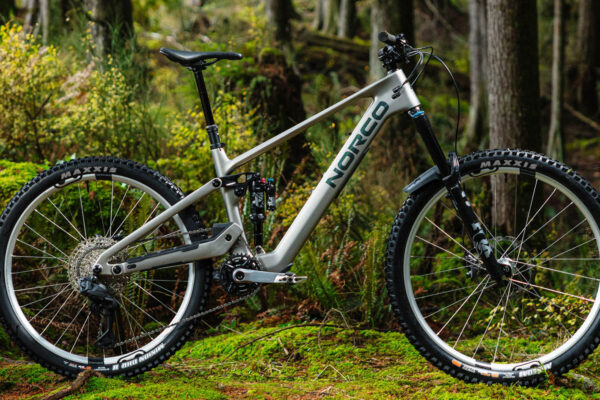 Norco Sight VLT TQ je ľahký trailový e-bike so stredným výkonom a High-Pivot odpružením
