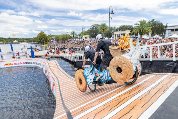 Kto postaví najuletnejší cajgel? Red Bull Tandem Splash hľadá tímy na slovenskú premiéru