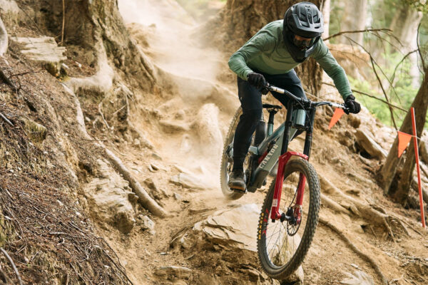 Po mesiacoch špekulácií RockShox oficiálne predstavil zjazdovú vidlicu Boxxer a tlmič Vivid