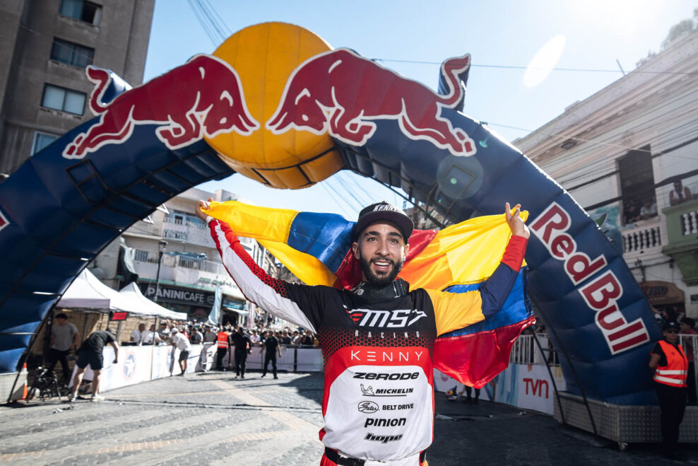Sebasti&aacute;n Holgu&iacute;n zv&iacute;ťazil na Red Bull Valpara&iacute;so Cerro Abajo 2026 rekordn&yacute;m časom