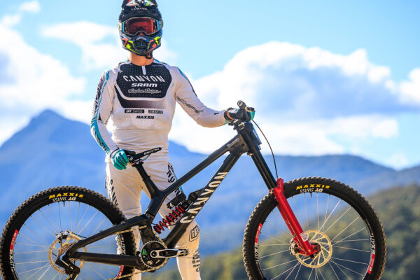 Bicykel Troya Brosnana pre Hardline odhalil novú sadu SRAM DH AXS
