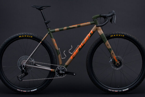 Tento gravel s 32-palcovými kolesami má ambíciu vyriešiť problémy vysokých jazdcov