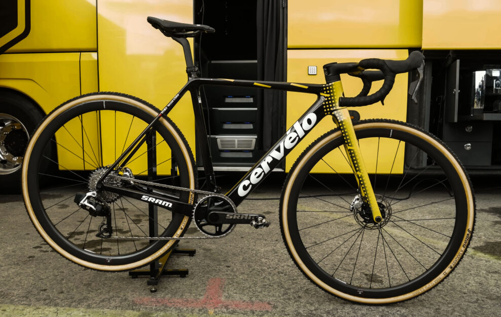 Dve obj&iacute;mky sedlovky, n&aacute;lepky proti blatu, &scaron;peci&aacute;lne voskovan&aacute; reťaz a galusky. Technick&eacute; detaily bicykla Cerv&eacute;lo R5 CX Vikt&oacute;rie Chladoňovej