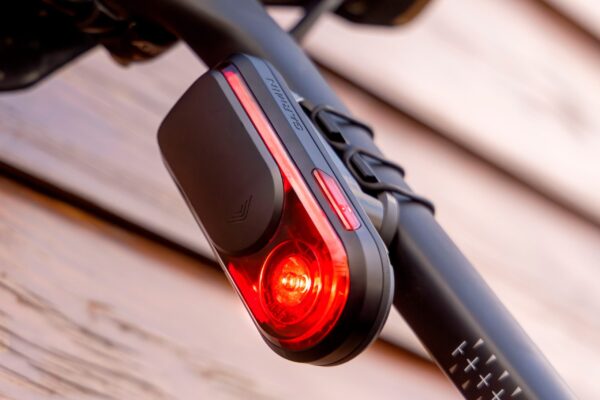 Garmin predstavil najvýkonnejšie radarové svetlo Varia so širším zorným poľom a vylepšenou detekciou vozidiel
