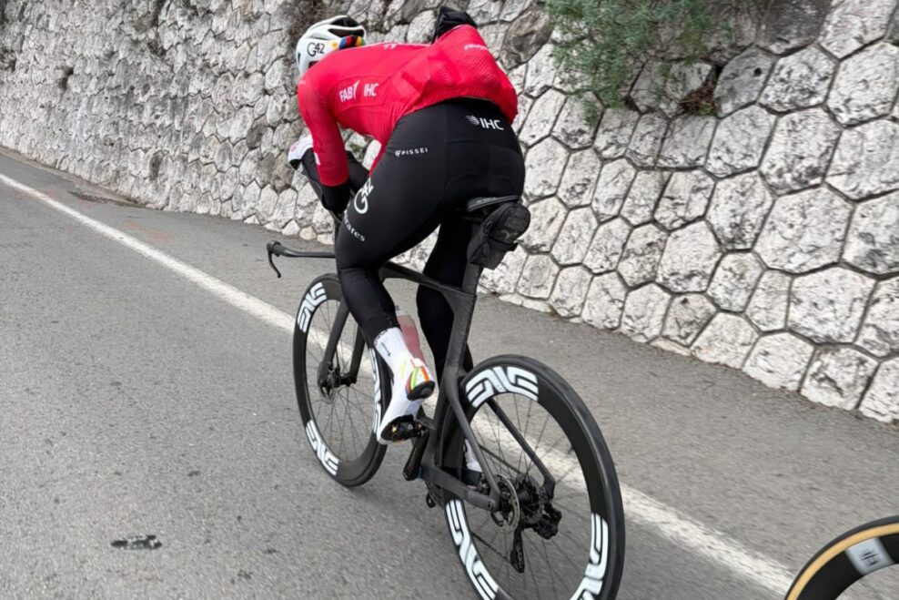 Tadej Pogačar tr&eacute;nuje na novom časovk&aacute;rskom bicykli, ktor&yacute; p&ocirc;sob&iacute; ako stvoren&yacute; pre Tour de France