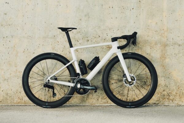 Nový cestný aero bicykel Rose Shave váži len 6,6 kg a ponúka aj komfortnejšiu vytrvalostnú konfiguráciu (detaily, modely, ceny)