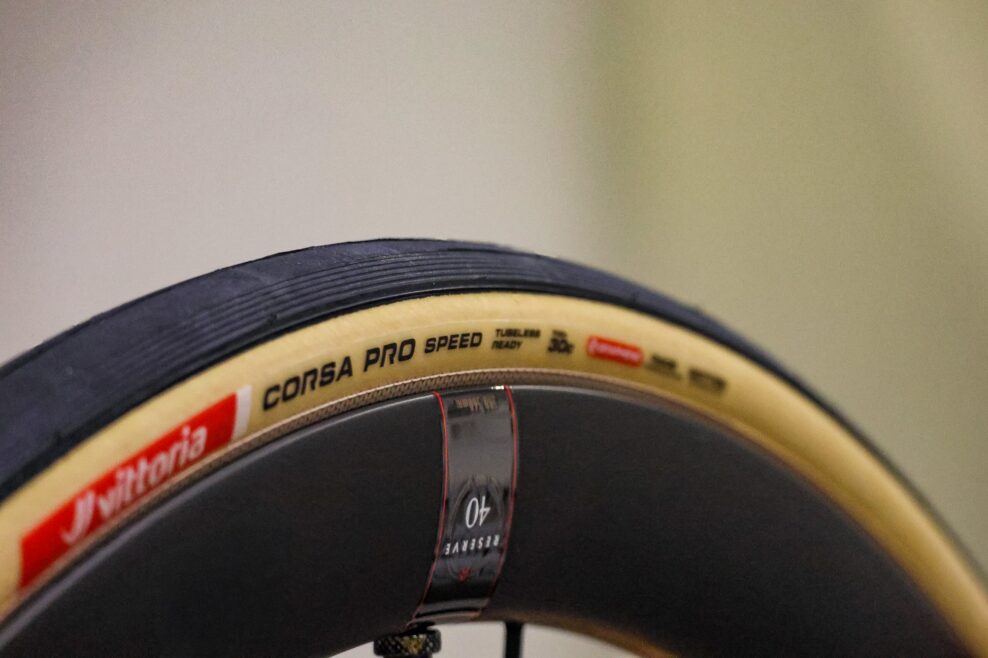 Vittoria predstavila nov&eacute; bezdu&scaron;ov&eacute; cestn&eacute; pl&aacute;&scaron;te Corsa Pro Speed 30c na mokr&eacute; cesty