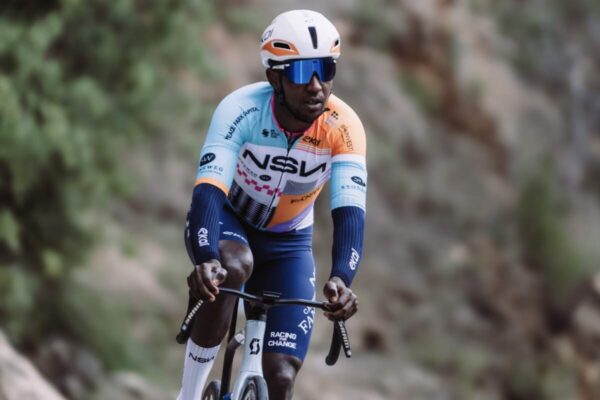 Biniam Girmay je späť a po jeden a pol roku sa dočkal víťazstva v tesnom šprinte úvodnej etapy Okolo Valencie