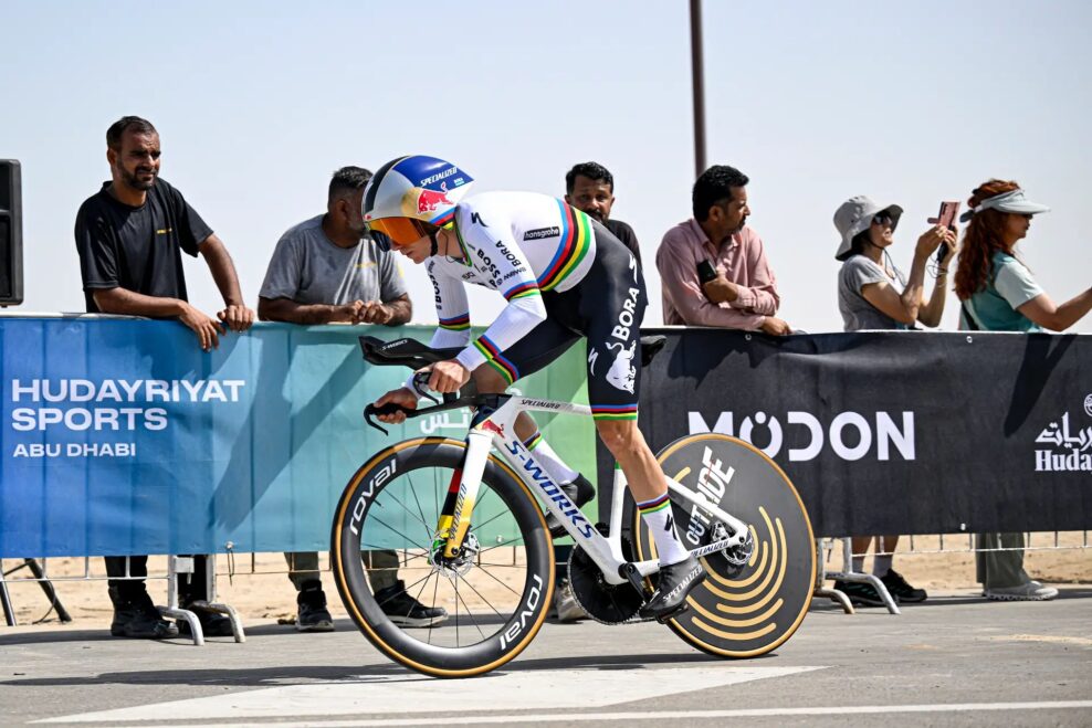 Remco Evenepoel získal červený dres po suverénnom víťazstve časovky na UAE Tour