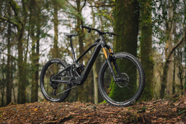 Nový Mondraker Zendit je karbónový eMTB so zdvihom 165 mm a motorom DJI Avinox