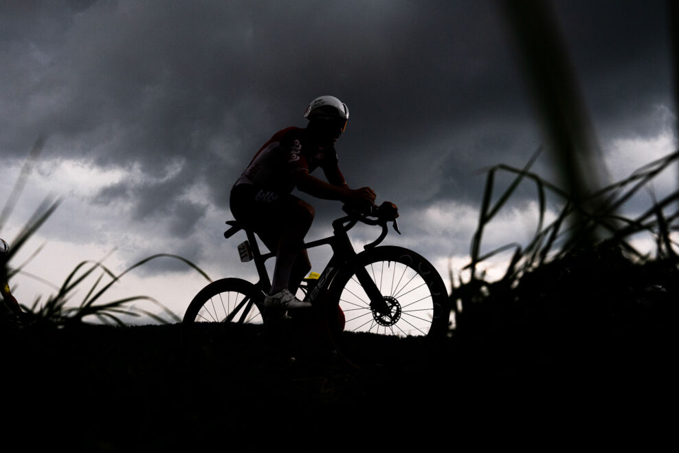 Ako jazdiť na bicykli v silnom vetre? 10 tipov pre cestných cyklistov, ako si jazdu výrazne uľahčiť