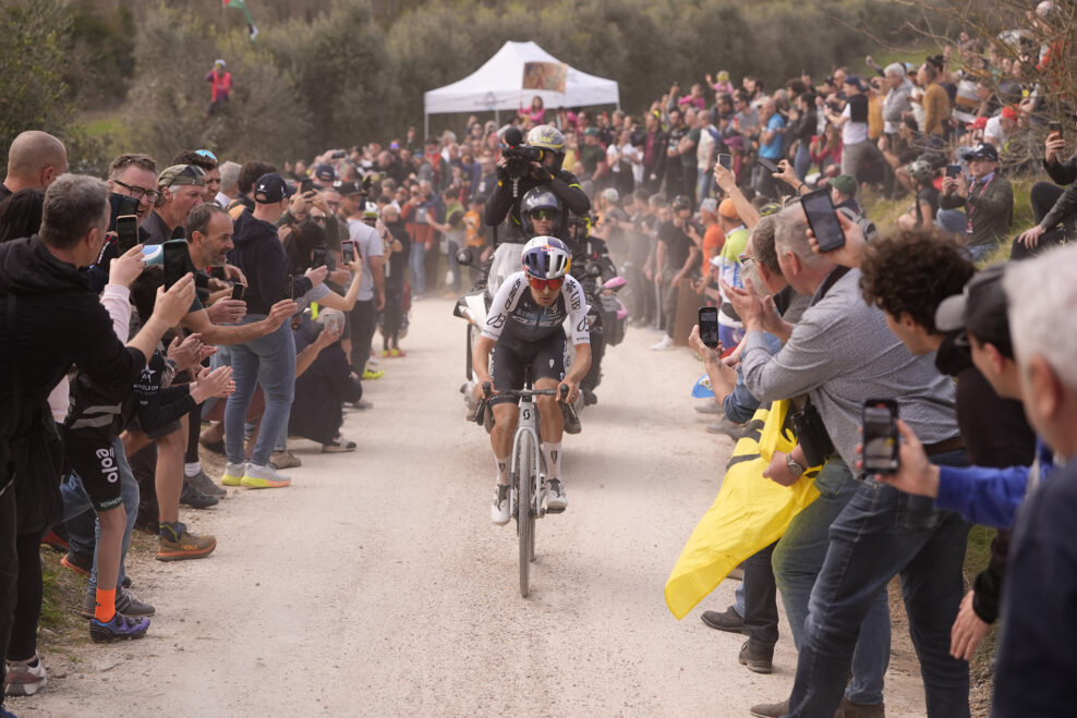 Tom Pidcock pred Strade Bianche: Či už budem bojovať s Tadejom chvíľu alebo dlho, bude to pozitívne
