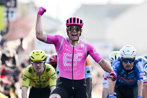 Luke Lamperti vyhral úvodnú etapu Paríž-Nice a dosiahol svoje prvé víťazstvo na úrovni WorldTour