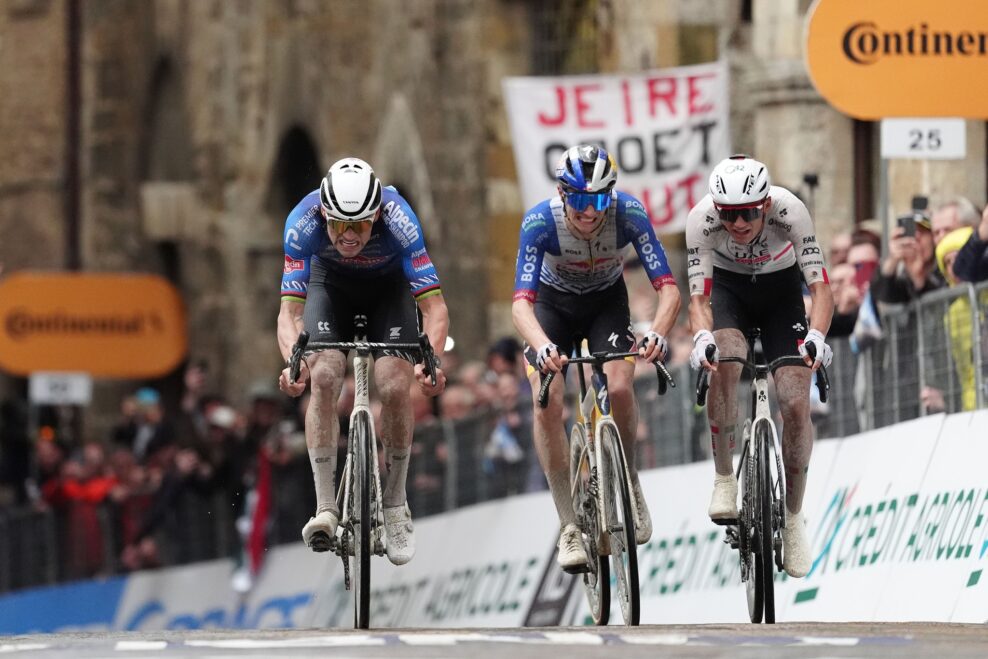 Mathieu van der Poel porazil Del Tora a Pellizzariho v dramatickom závere druhej etapy Tirreno-Adriatico