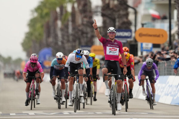VIDEO | Víťazný šprint Mathieu van der Poela v štvrtej etape Tirreno-Adriatico