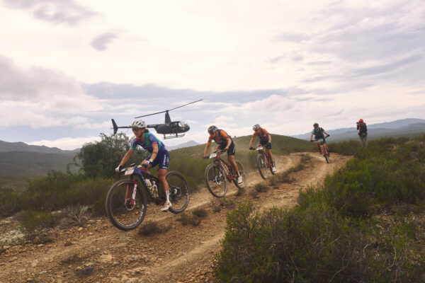 Cape Epic má po druhej etape jasné favoritky, mužská súťaž zostáva otvorená