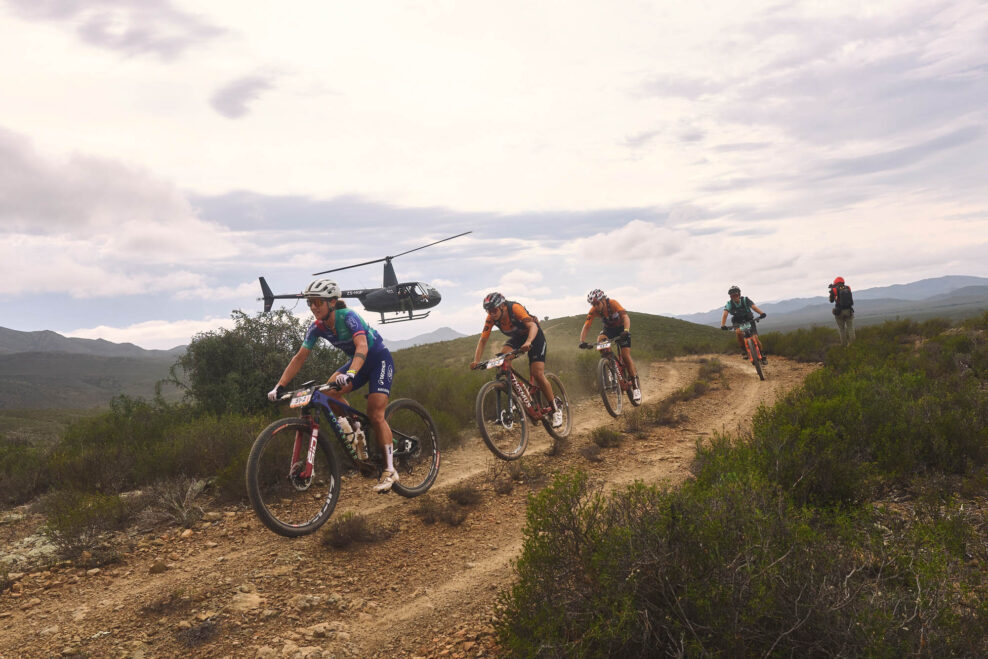 Cape Epic má po druhej etape jasné favoritky, mužská súťaž zostáva otvorená