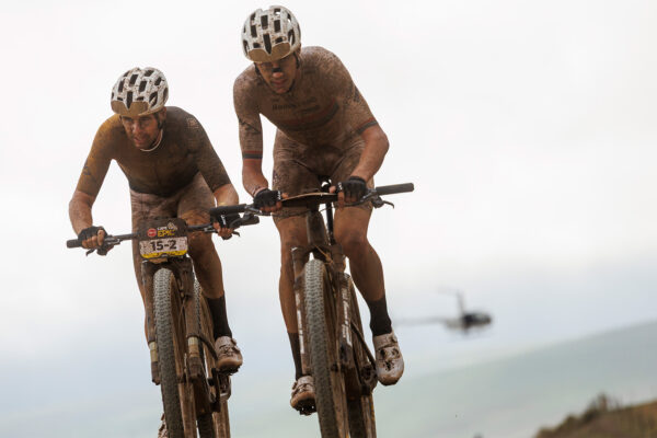 Najdlhšia etapa Cape Epic 2026 priniesla prvé významné víťazstvo 32-palcových kolies