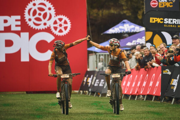 Blatistá kráľovská etapa posunula Lill a Keller na dosah celkového víťazstva na Absa Cape Epic 2026