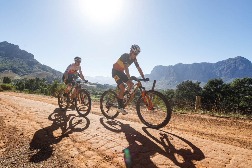 Pred poslednou etapou Absa Cape Epic 2026 vedie Wilier-Vittoria iba o 13 sek&uacute;nd