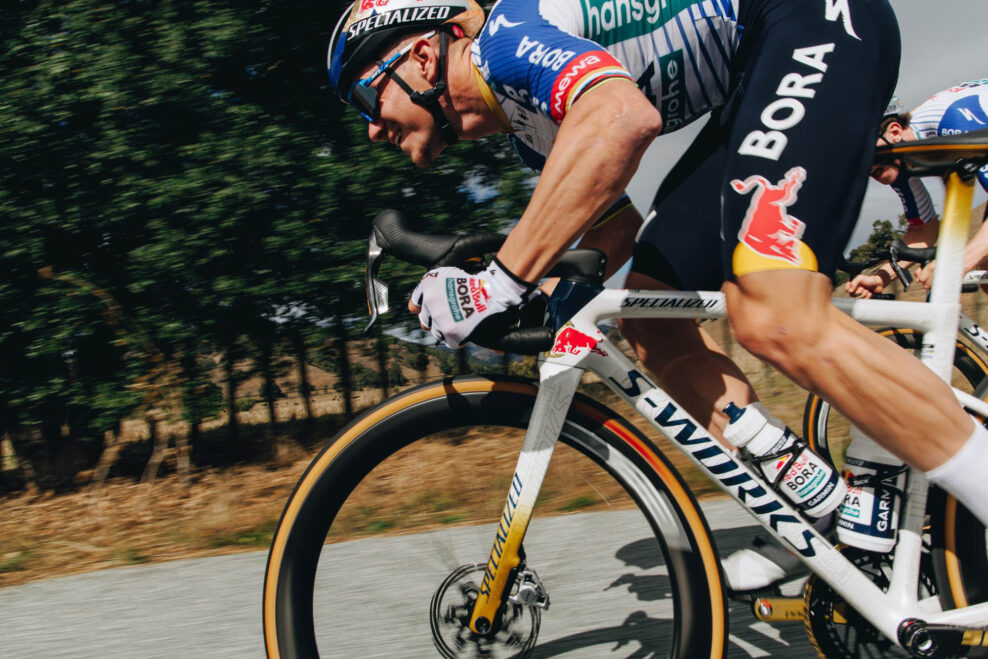 Tak&eacute; dobr&eacute;, že ich profesion&aacute;li nechceli vr&aacute;tiť. Specialized ofici&aacute;lne predstavil pretek&aacute;rske pl&aacute;&scaron;te Cotton TLR