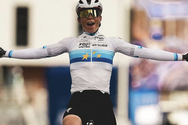 Demi Vollering zvíťazila na Omloop Het Nieuwsblad po súboji s Kasiou Niewiadomou