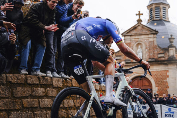 FOTO ‎| Pozrite si Omloop Het Nieuwsblad na skvelých fotografiách Harryho Talbota