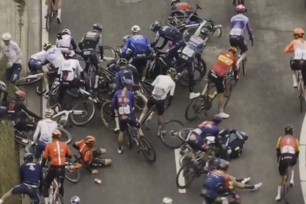 Otvárací víkend jarných klasík sa skončil 16 pádmi a zlomeninami kľúčnych kostí, panvy aj stehennej kosti