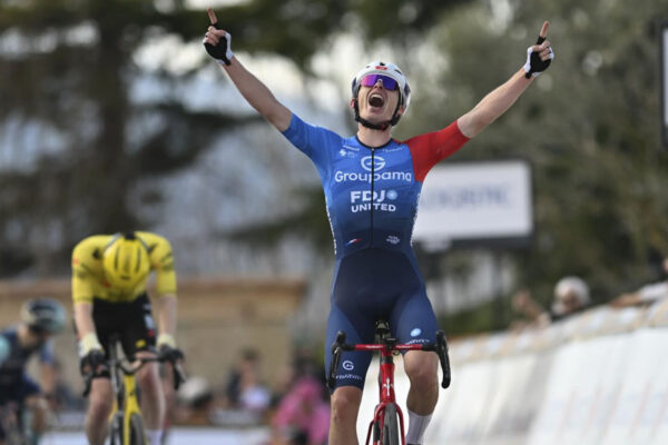 Romain Grégoire porazil Mattea Jorgensona v šprinte do kopca a vyhral preteky Faun Drome Classic