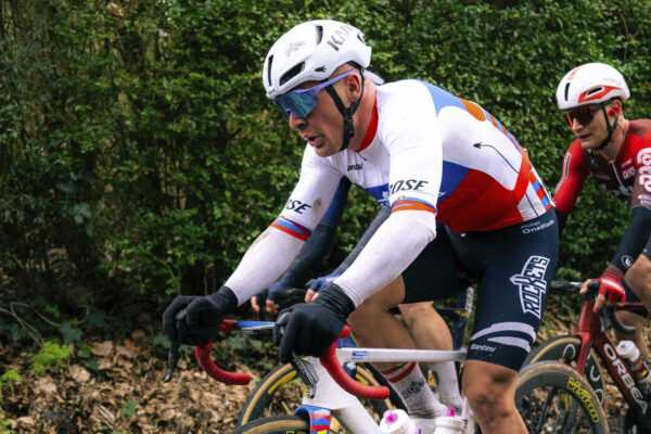 Lukáš Kubiš aj Martin Svrček zajtra odštartujú na „malom Paríž-Roubaix“. Na štarte Le Samyn bude aj Wout van Aert