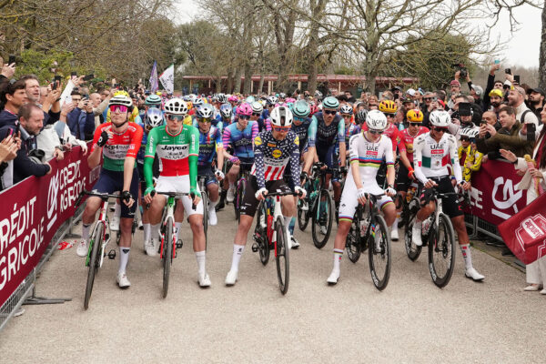 Strade Bianche 2026: V úniku je deväť jazdcov, pelotón vedú jazdci UAE Emirates