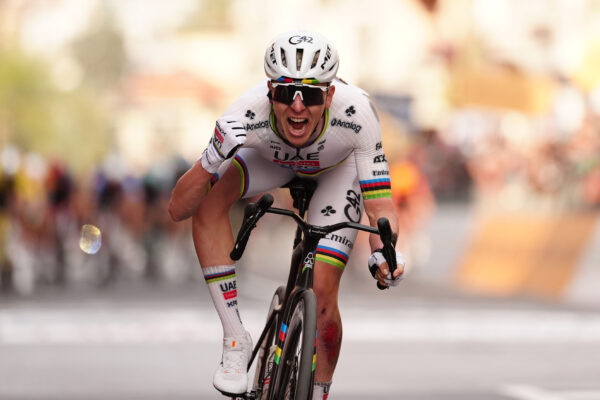 Tadej Pogačar vyhral Miláno-San Remo aj napriek pádu, v tesnom šprinte porazil Toma Pidcocka