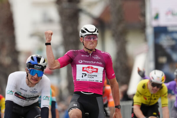 Mathieu van der Poel predviedol skvelú taktiku a v šprinte malej skupiny vyhral štvrtú etapu Tirreno-Adriatico