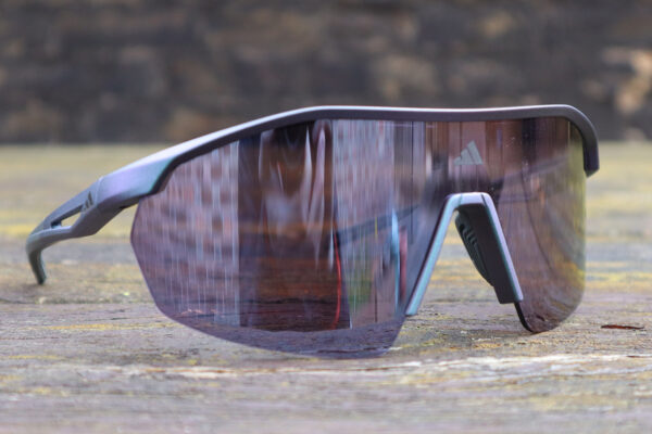 Adidas rozširuje ponuku pre cyklistov o ľahké okuliare Anemos Light