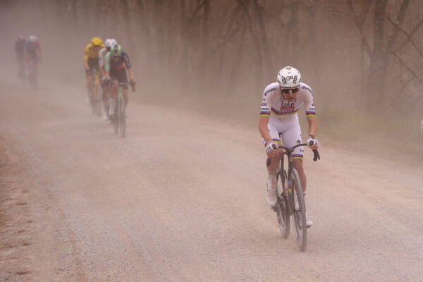 Strade Bianche 2026: Tadej Pogačar ide sólo a má už viac ako minútový náskok, do cieľa zostáva 50 km