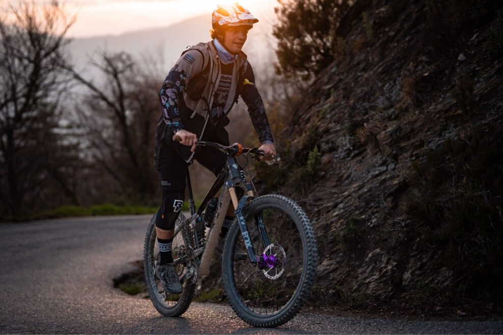 Za 24 hod&iacute;n pre&scaron;iel 177 km a nast&uacute;pal 8852 metrov. Česk&yacute; enduro jazdec Vojtěch Bl&aacute;ha absolvoval &scaron;ialen&yacute; Everesting
