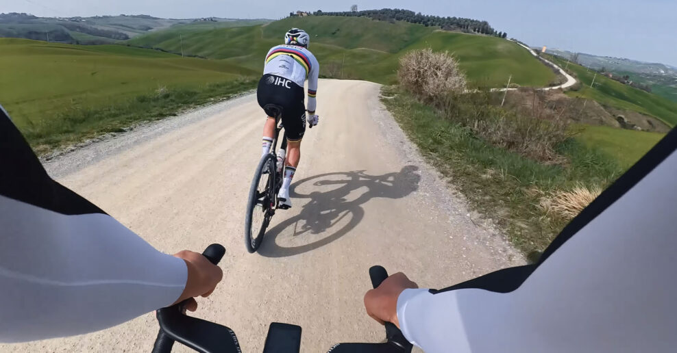 VIDEO | Zákulisie tréningov a pretekov Strade Bianche tímu UAE Emirates-XRG