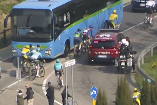 Miláno-San Remo 2026: Auto s riaditeľom pretekov zle odbočilo a spôsobilo chaos hneď po štarte