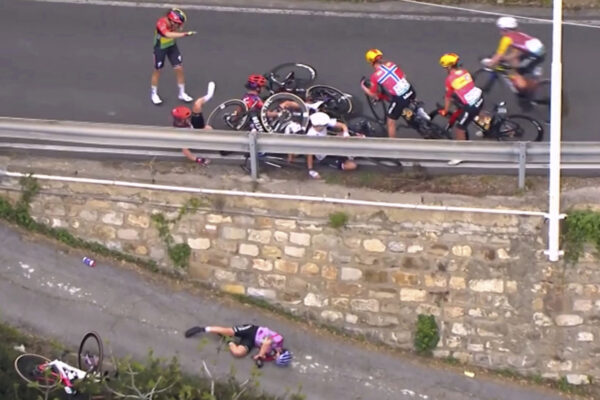 Ženské Miláno-San Remo poznačil hrozivý pád. Debora Silvestri preletela cez zvodidlá a zlomila si päť rebier a lopatku