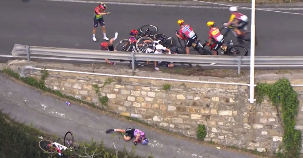 Žensk&eacute; Mil&aacute;no-San Remo poznačil hroziv&yacute; p&aacute;d. Debora Silvestri preletela cez zvodidl&aacute; a zlomila si p&auml;ť rebier a lopatku