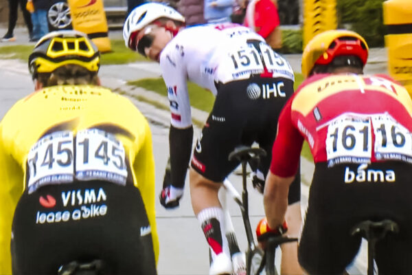 Kde sa štyria bijú, piaty víťazí. Ako sa štvorica taktizovaním pripravila o víťazstvo na E3 Saxo Classic