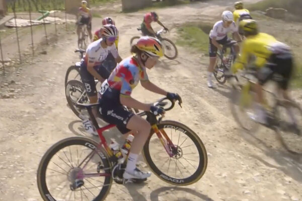 Strade Bianche Donne 2026: Favoritky zle odbočili na križovatke, o víťazstvo bojuje malá skupina