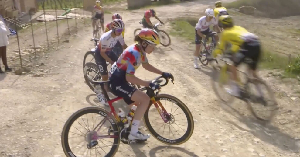 Strade Bianche Donne 2026: Favoritky zle odbočili na križovatke, o víťazstvo bojuje malá skupina
